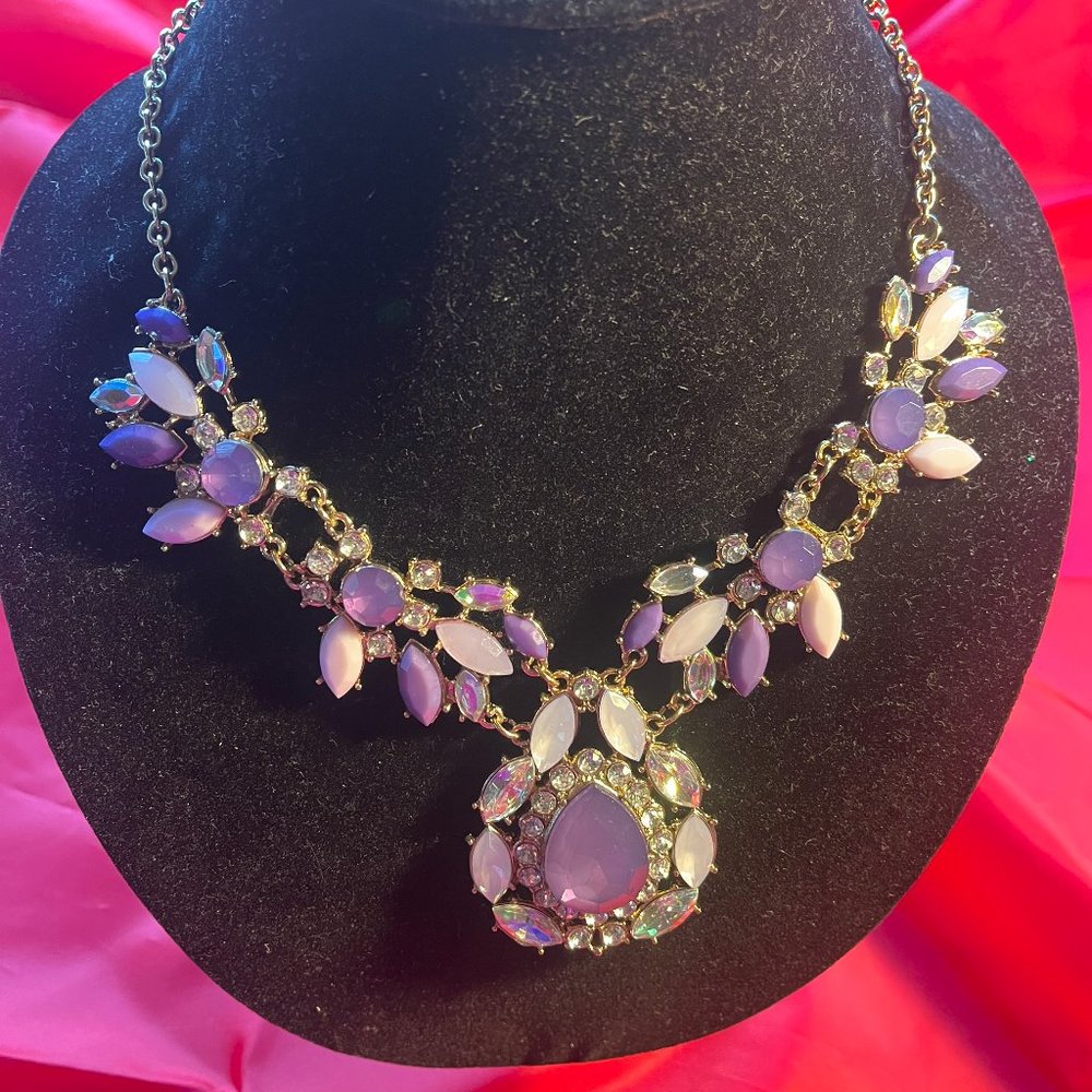 beautiful ornate necklace, NWT, extendable length